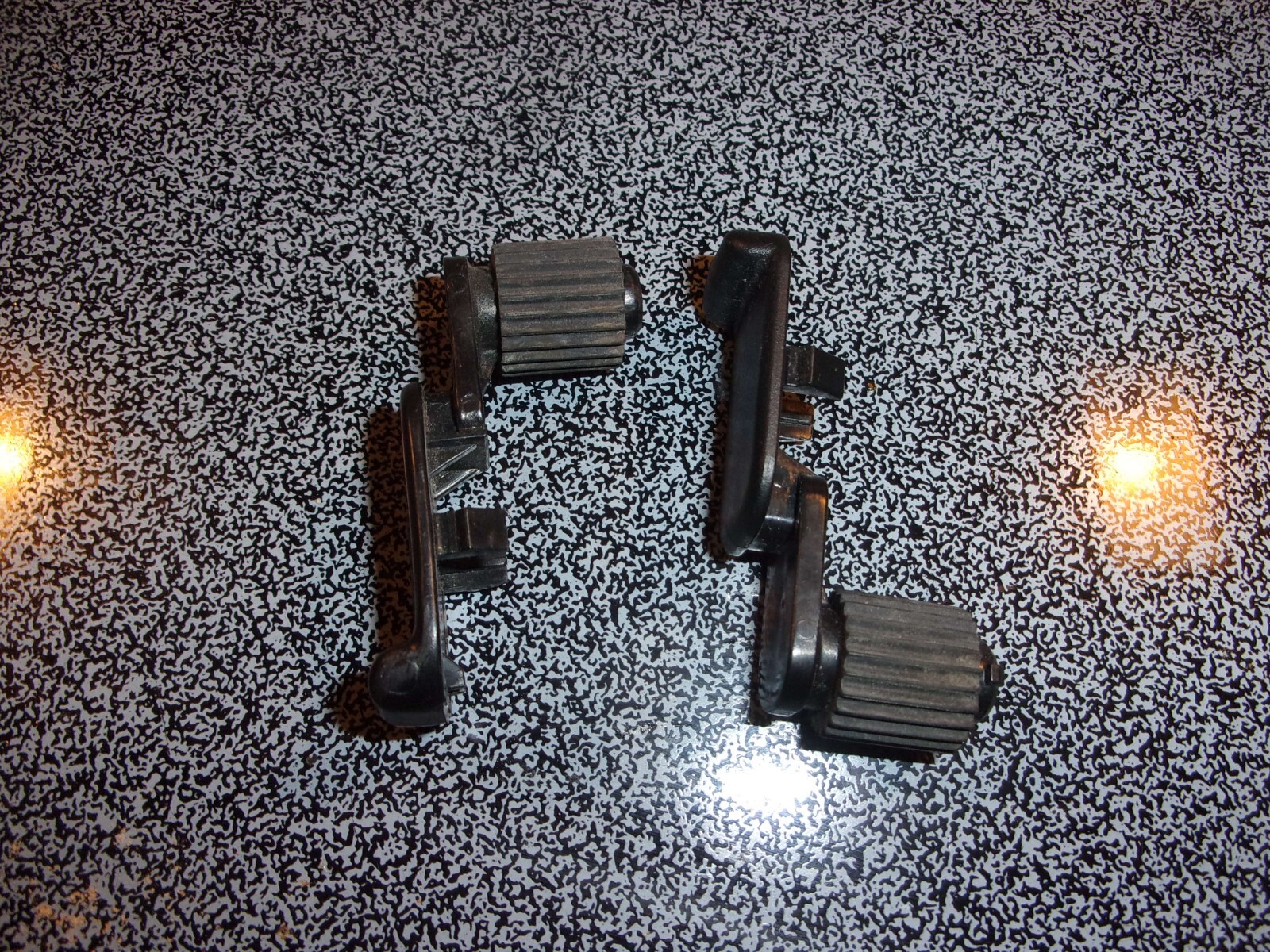 HONDA CRV GLOVE BOX DOOR DASH CLIP FASTENER HOOK STOPPER RETAINER ARM PAIR OEM