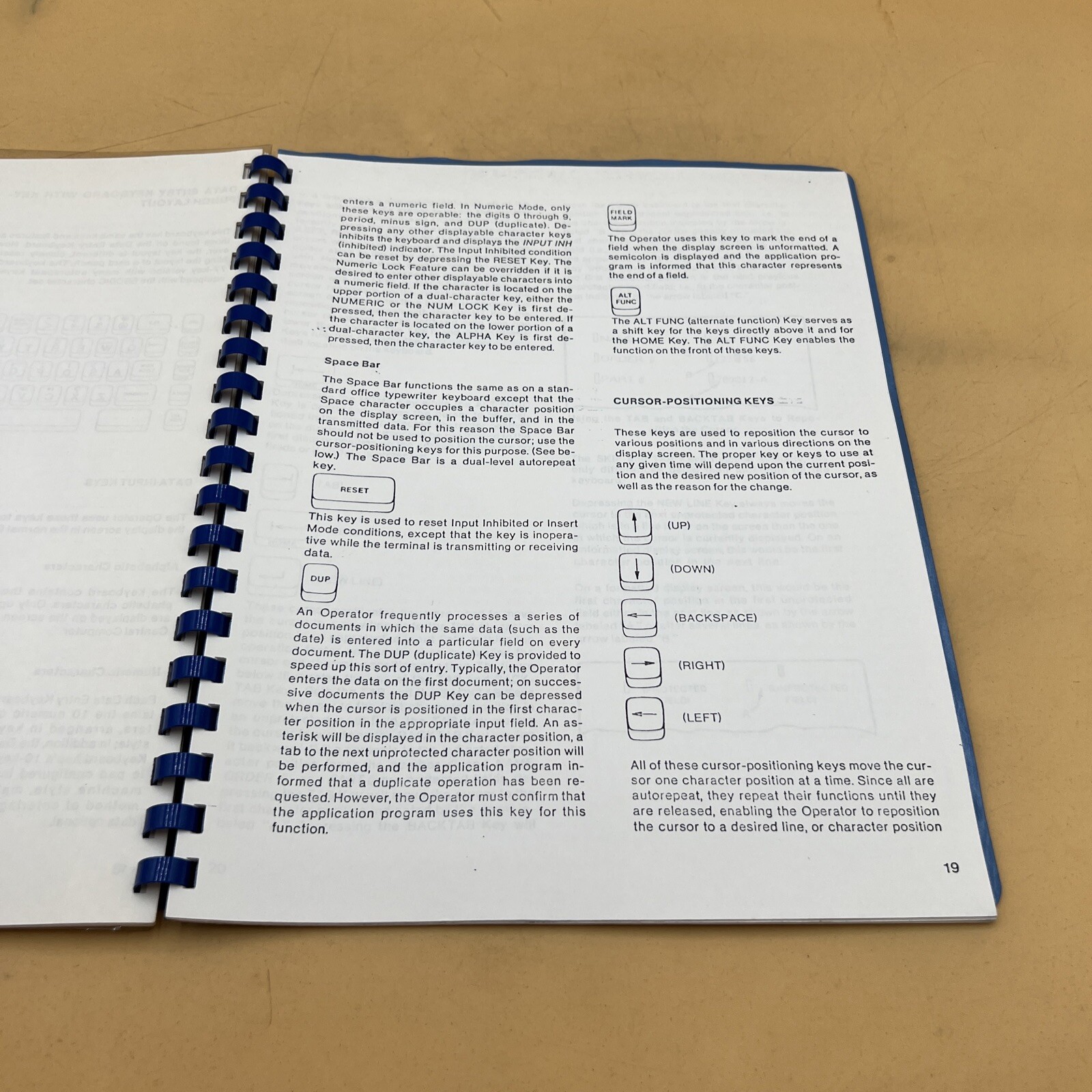 Telex Terminal Communications TC 277C Keyboard Display Terminal Operators Manual