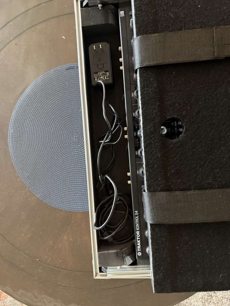 Native Instruments Traktor Kontrol S4 MK2+Case  Pro DJ Controller 4-Deck PCDJ