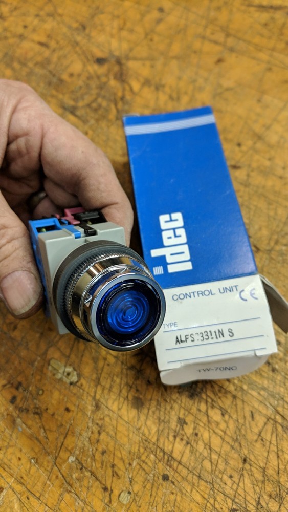NEW IDEC ALFS23311NS BLUE PILOTED LIGHTED PUSH BUTTON NO NC SWITCH
