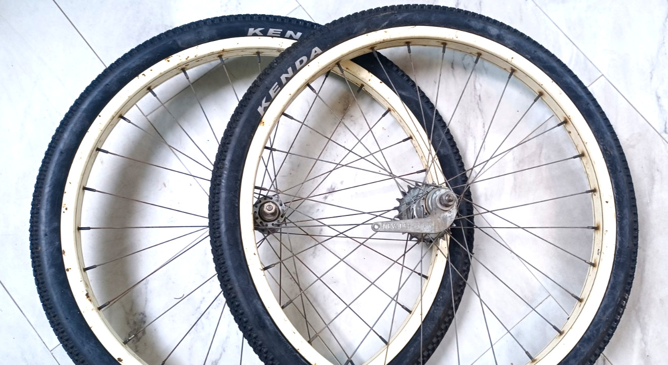 SWEET, 24x2.125" Nice pair Schwinn, S-2 Balloon Enameled Wheels 1950/60s bicycle