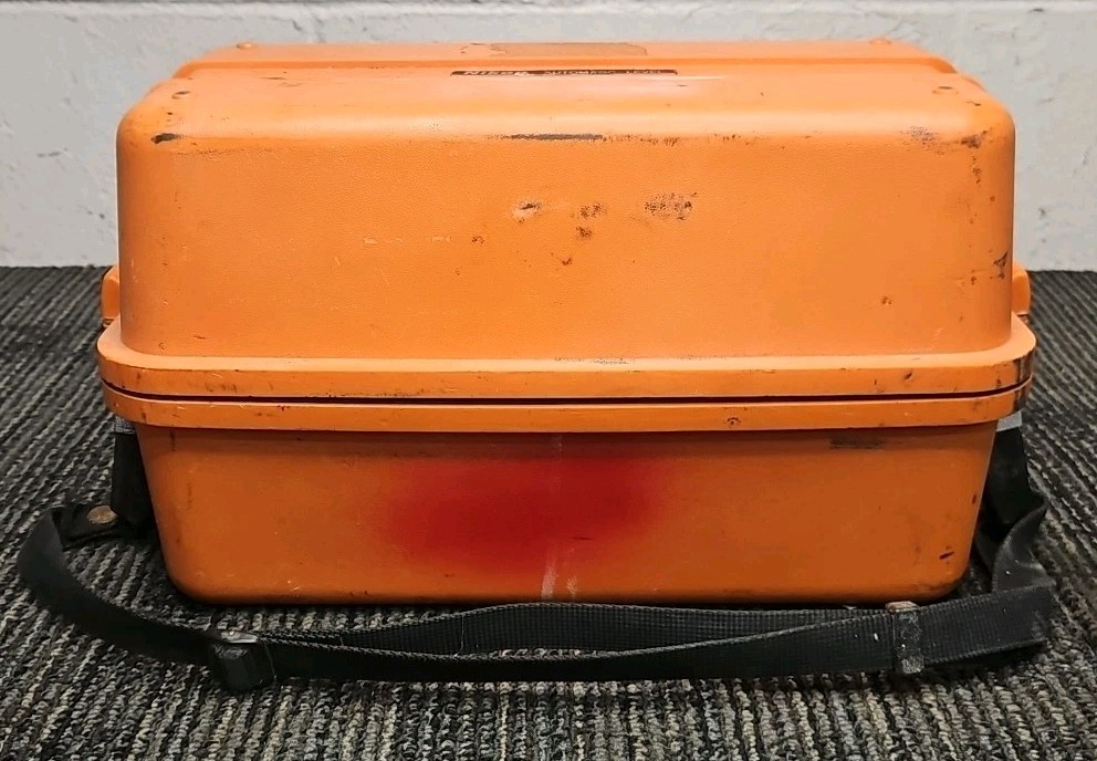 Nikon AE-7 30X Automatic Level with Case