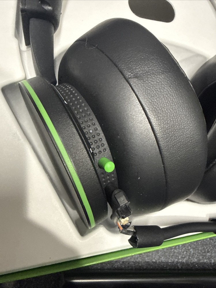 Microsoft Xbox Wireless Headset - Black Everything Working But MIC Is Broken