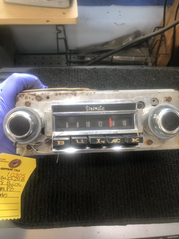 1968 BUICK AM PUSHBUTYON RADIO WITH KNOBS