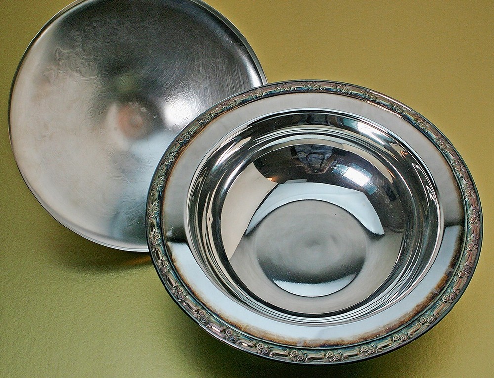 Oneida Silver Plated 3-Footed Round Serving Dish with Engraved Lid