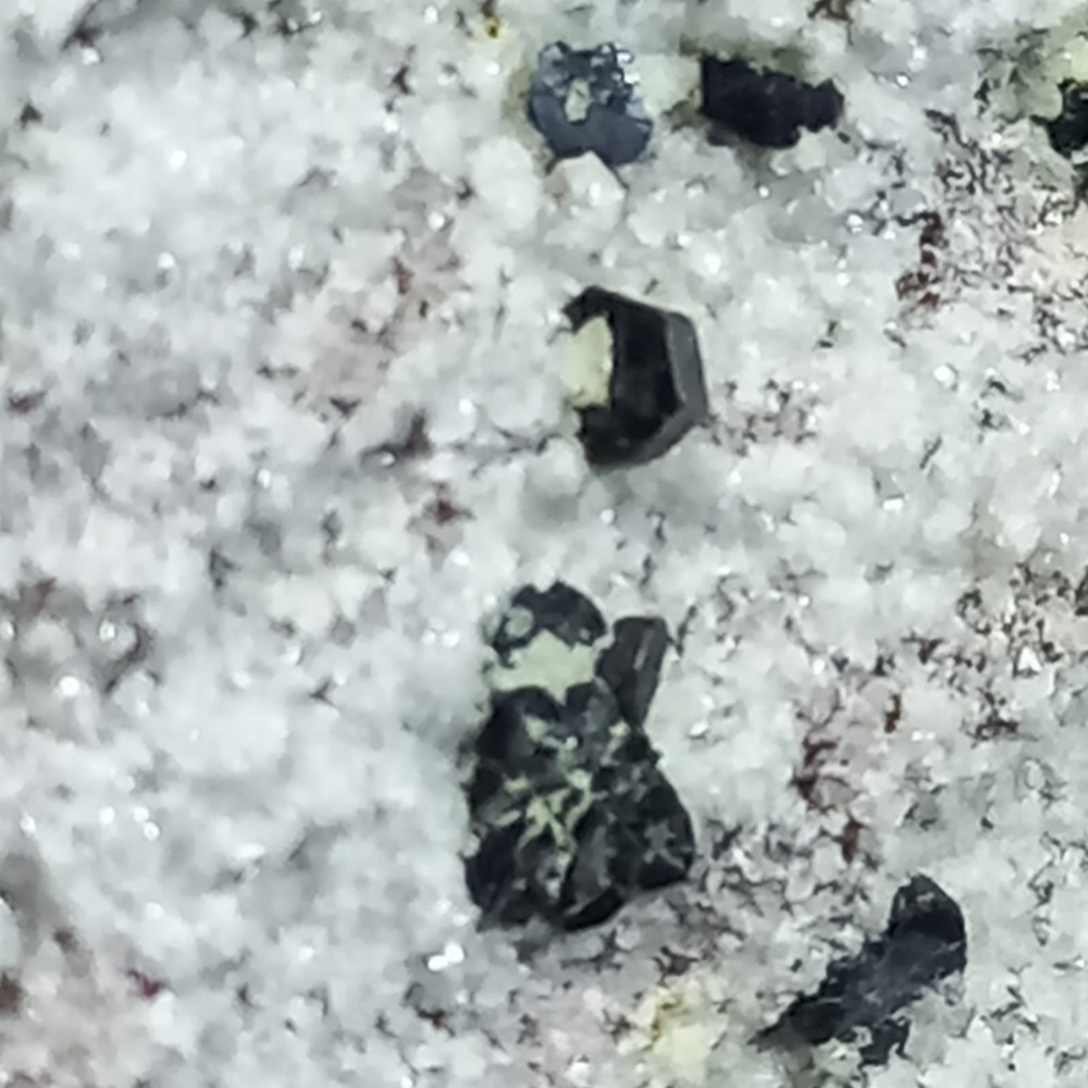 Osumilite, Tridimite