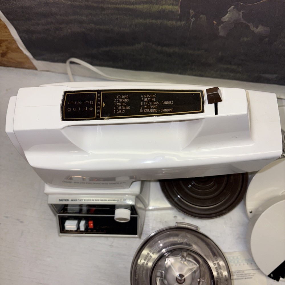 OSTER KITCHEN CENTER REGENCY WHITE 12 SPEED W/ FOOD PROCESSOR ACCESSORIES