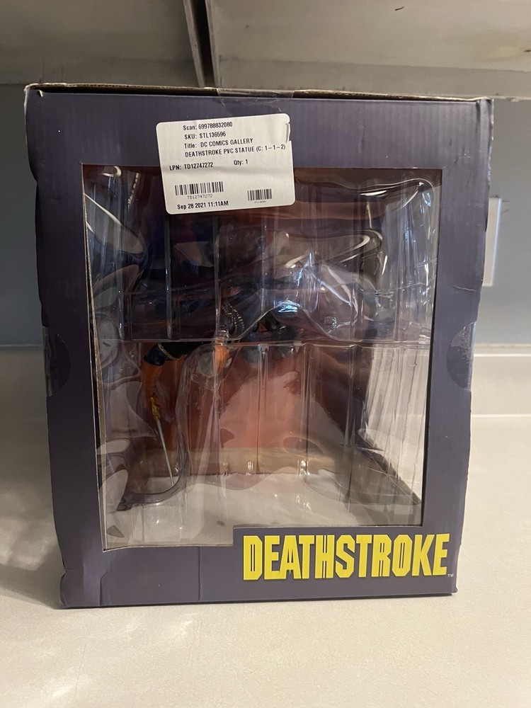 DC Comics Diamond Select Gallery Deathstroke PVC Diorama