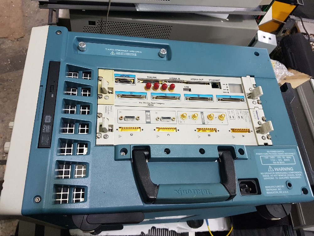 Tektronix TLA7012 Logic Analyzer + TLA7S16 Module + PG3A Patte Generator