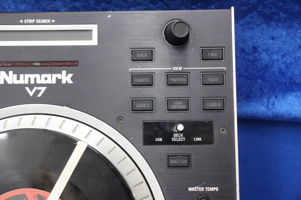 Numark V7 High-resolution Motorized Turntable Software Controller -Black
