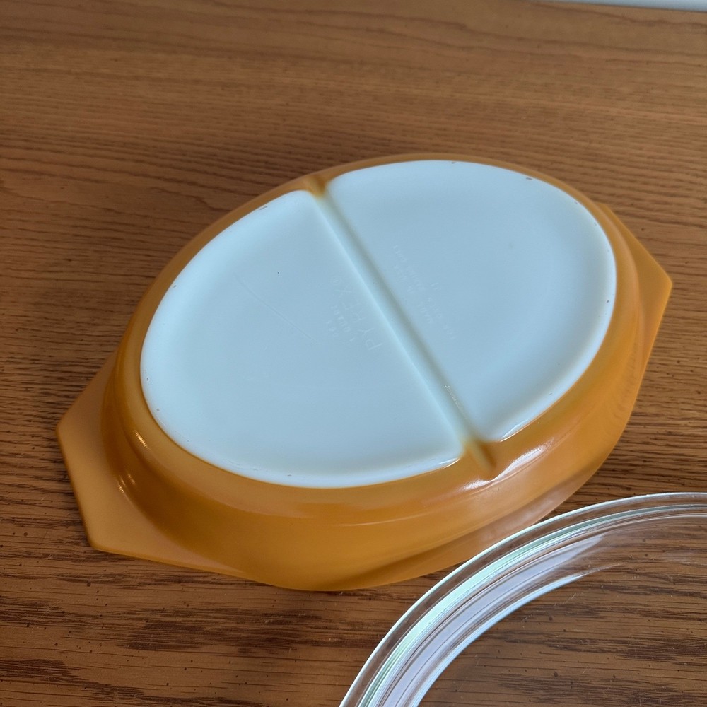 Pyrex 063 1 qt Divided Casserole Dish Orange with lid