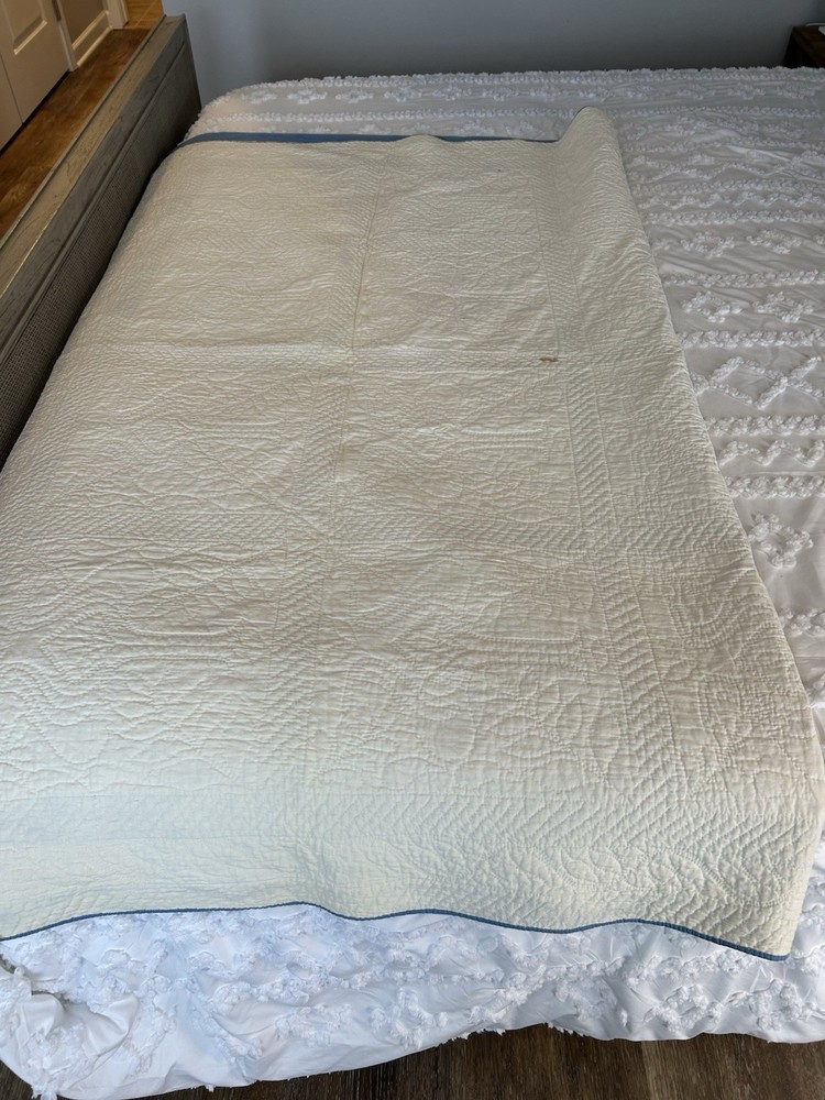 Cotton quilt with blue Hawaiian Breadfruit (Ulu) pattern