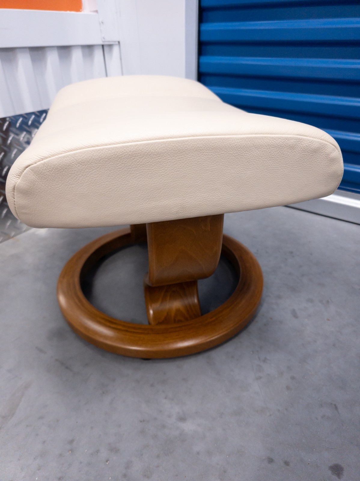 Ekornes Stressless Cream Colored Leather Ottoman | Tilt Function | Teak