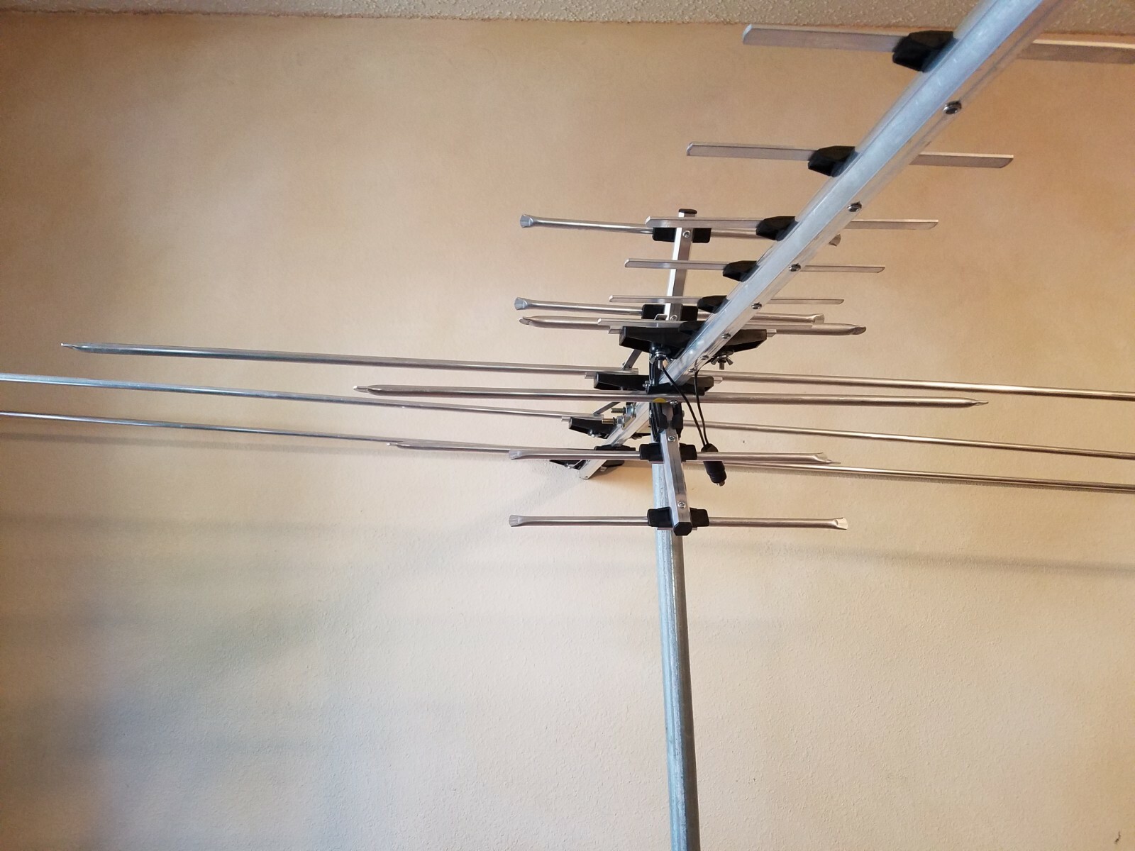 250 Mile Long Range HDTV1080p Outdoes 990 m TV Antenna Digital UHF/VHF FM Radio