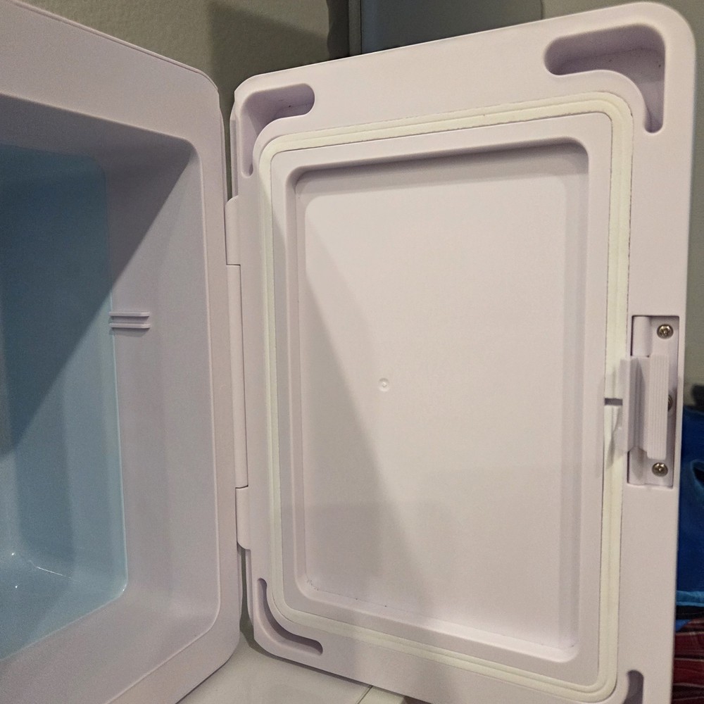 Kell Electronic USA Inc. Mini Fridge/Warmer, model K4108MRWH