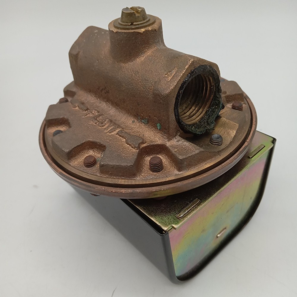 McDonnell & Miller FS1 1/2 NPT Flow Switch