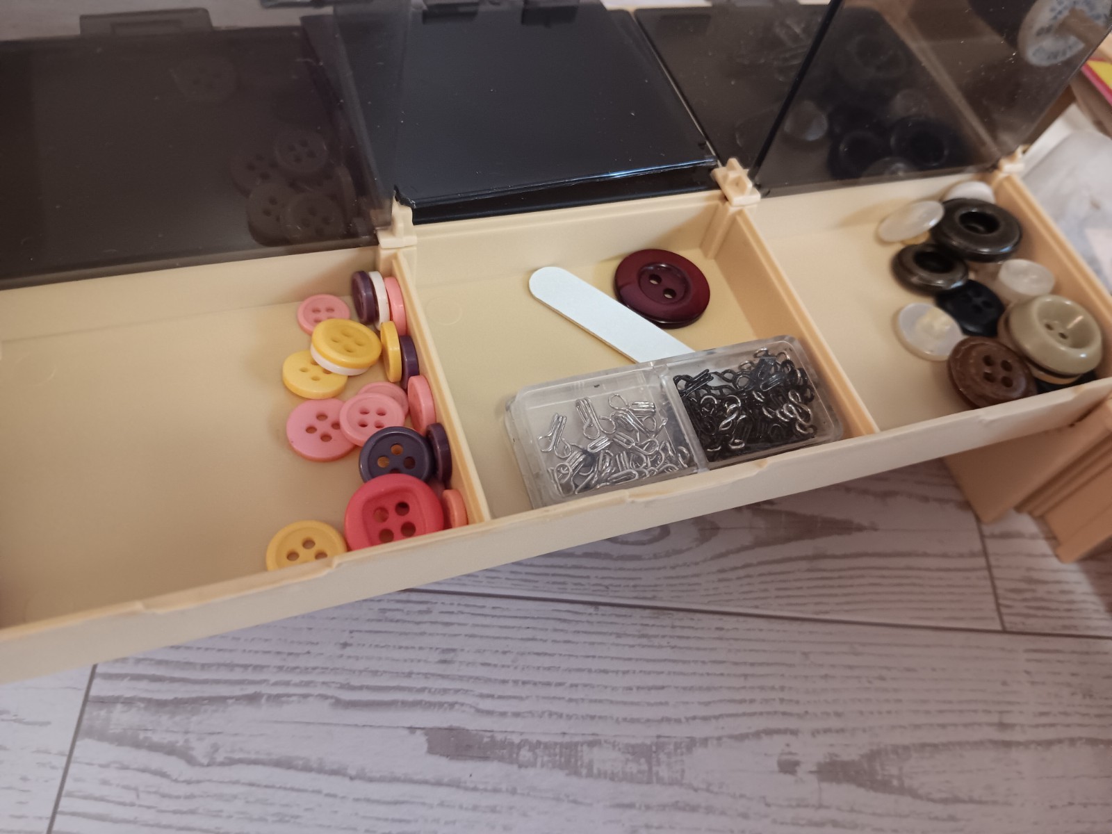 '83 World Wide Media Folding Sewing Caddy Spool Organizer Vintage Thread Notions