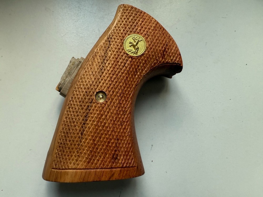 Light hardwood grip for COLT PYTHON grips (I, E FRAME) All checkered handmade