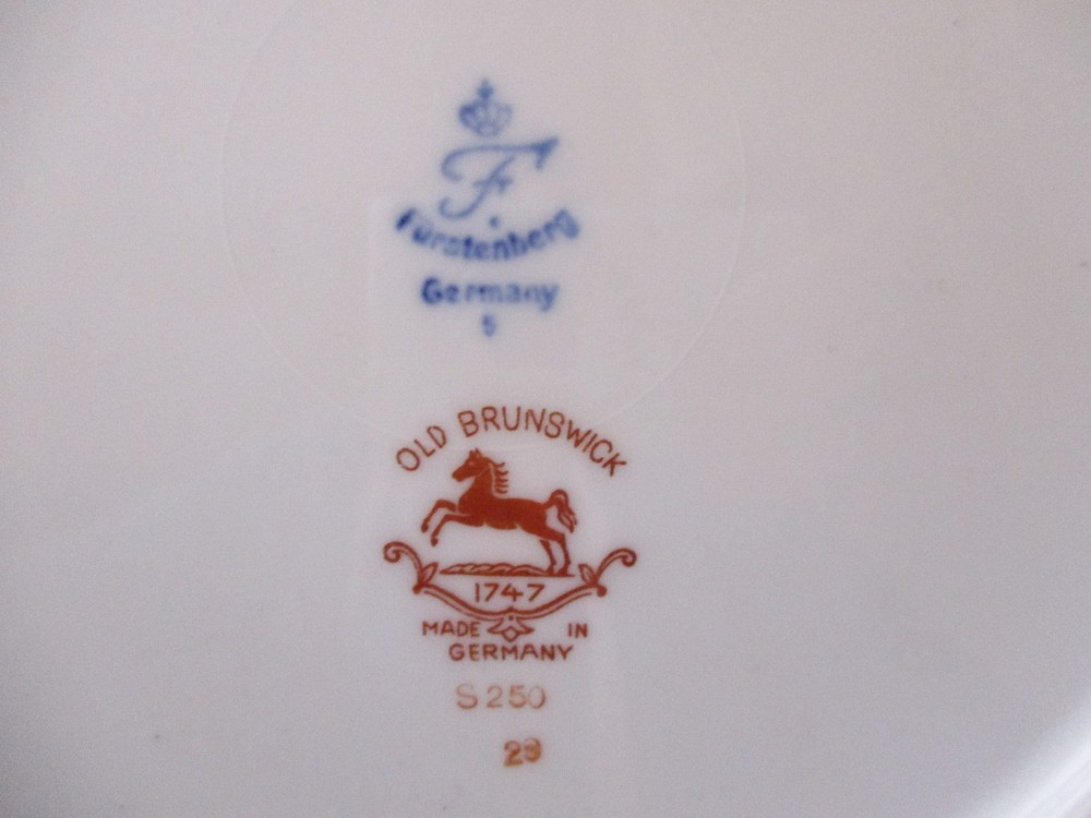 FURSTENBERG/ BRUNSWICK FANTASY RED DINNER PLATE- 10 1/2" -1102J