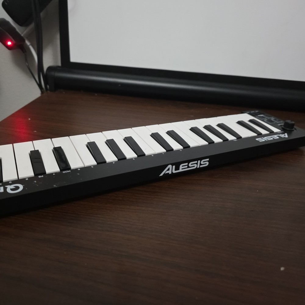 Alesis Qmini - Portable 32 Key USB MIDI Keyboard Controller with Velocity