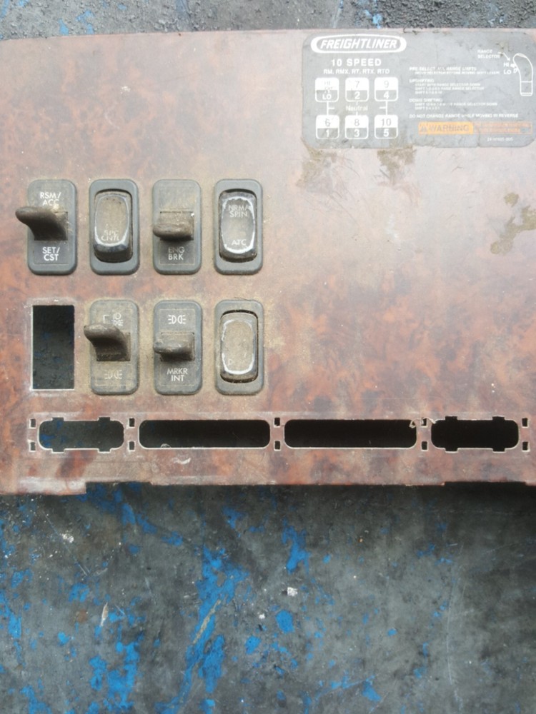 FREIGHTLINER DASHBOARD PANEL CLUSTER A06-40924-000 / U39848