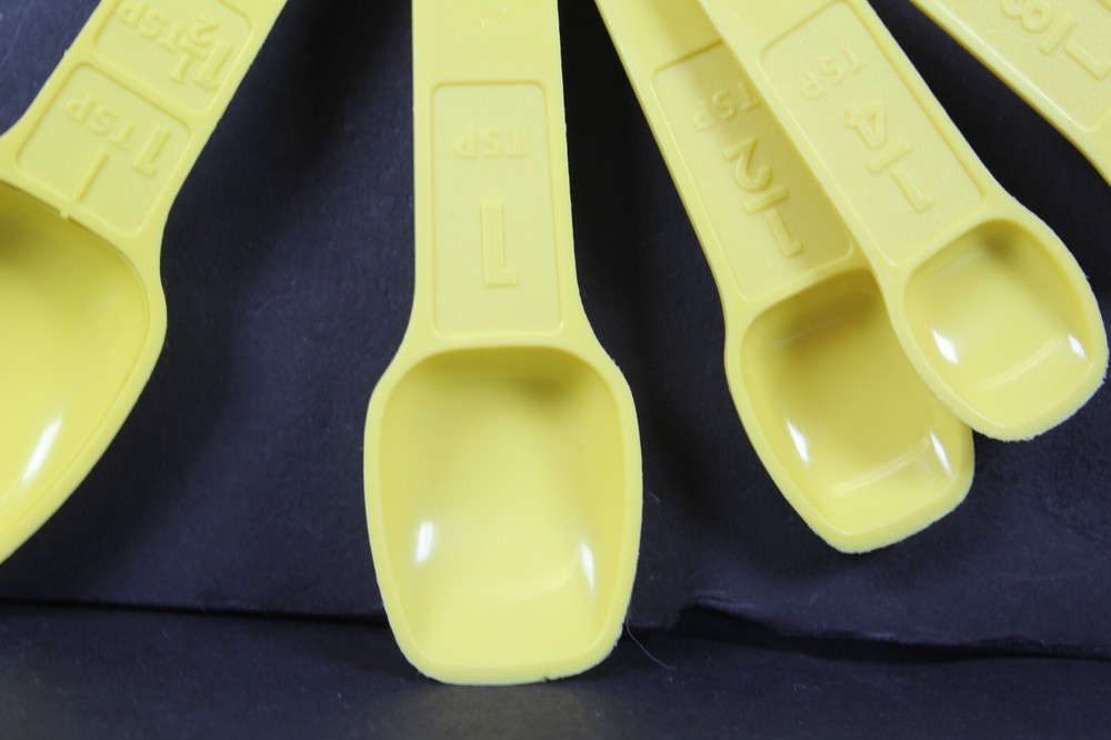Vtg 5 Tupperware Yellow Nesting Measuring Spoons holder x plastic