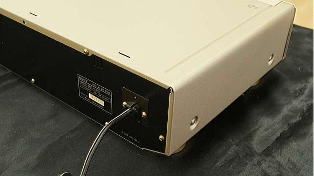 SONY CDP-XE900 | Compact Disc (CD) Player in Good Condition