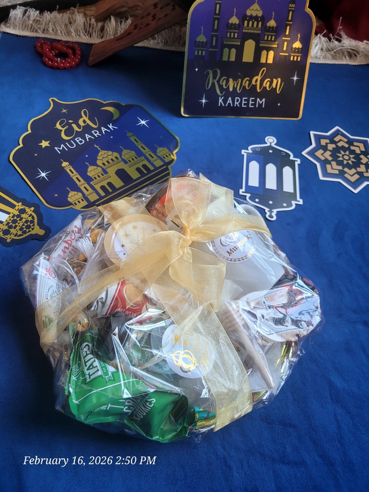 wiZamZam Eid Mubarak Gift Basket with Dates, Mug & Henna