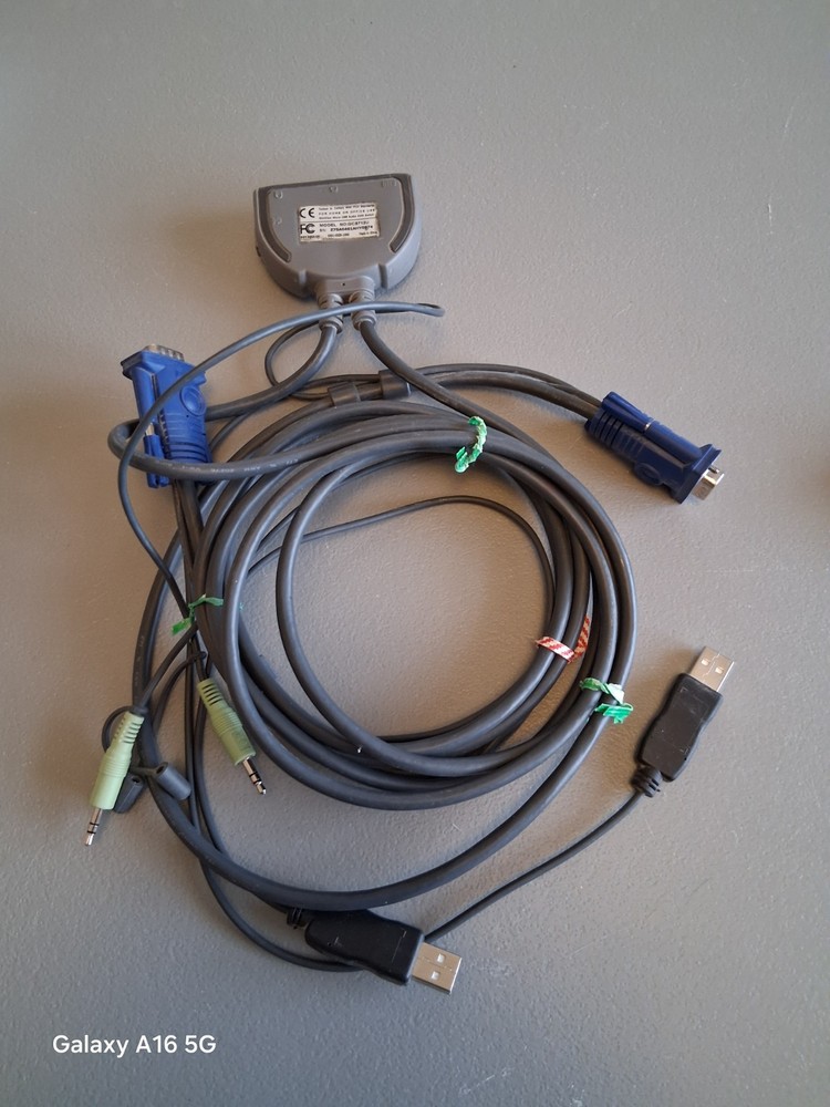 IOGEAR usb audio KVM switch model GCS712U Controls 2 computers SEE Details