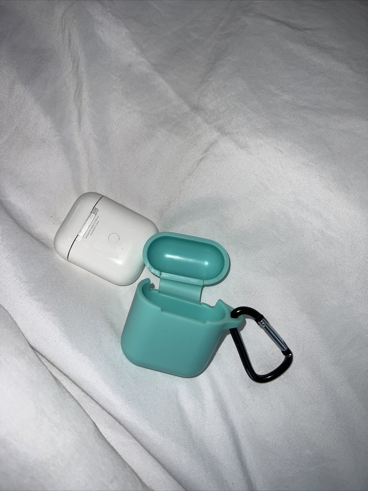 Apple airpod First Generation charging case only