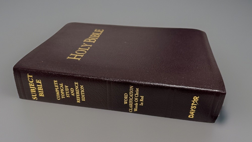 Holy Subject Bible Topical Study & Reference Edition Word Clarification Daystar