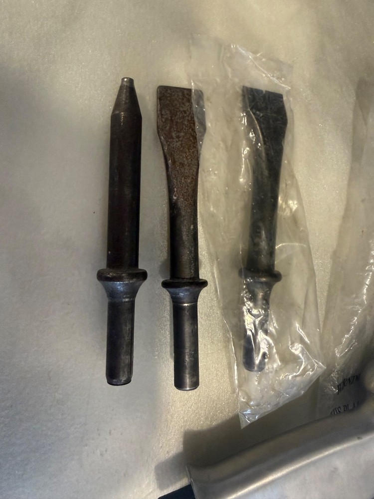 new central pneumatic air hammer chisel new 92037 with bits tools