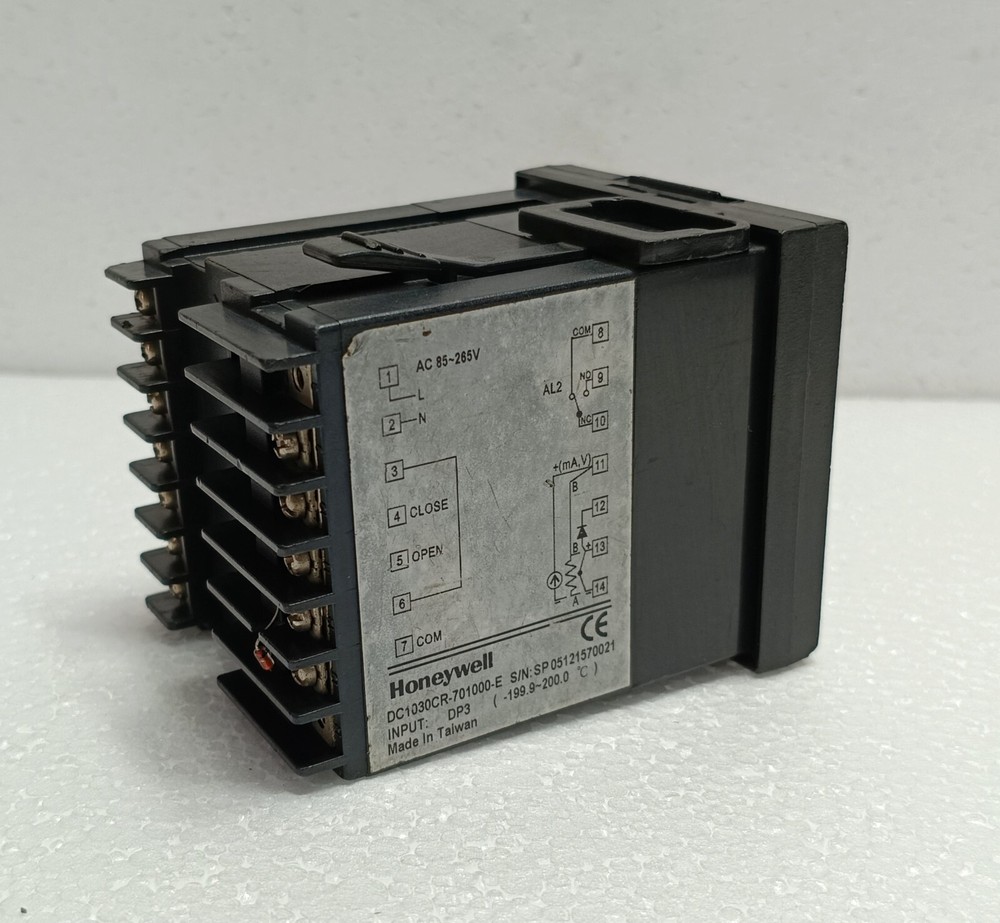 Honeywell DC1030CR-701000-E Temperature Controller