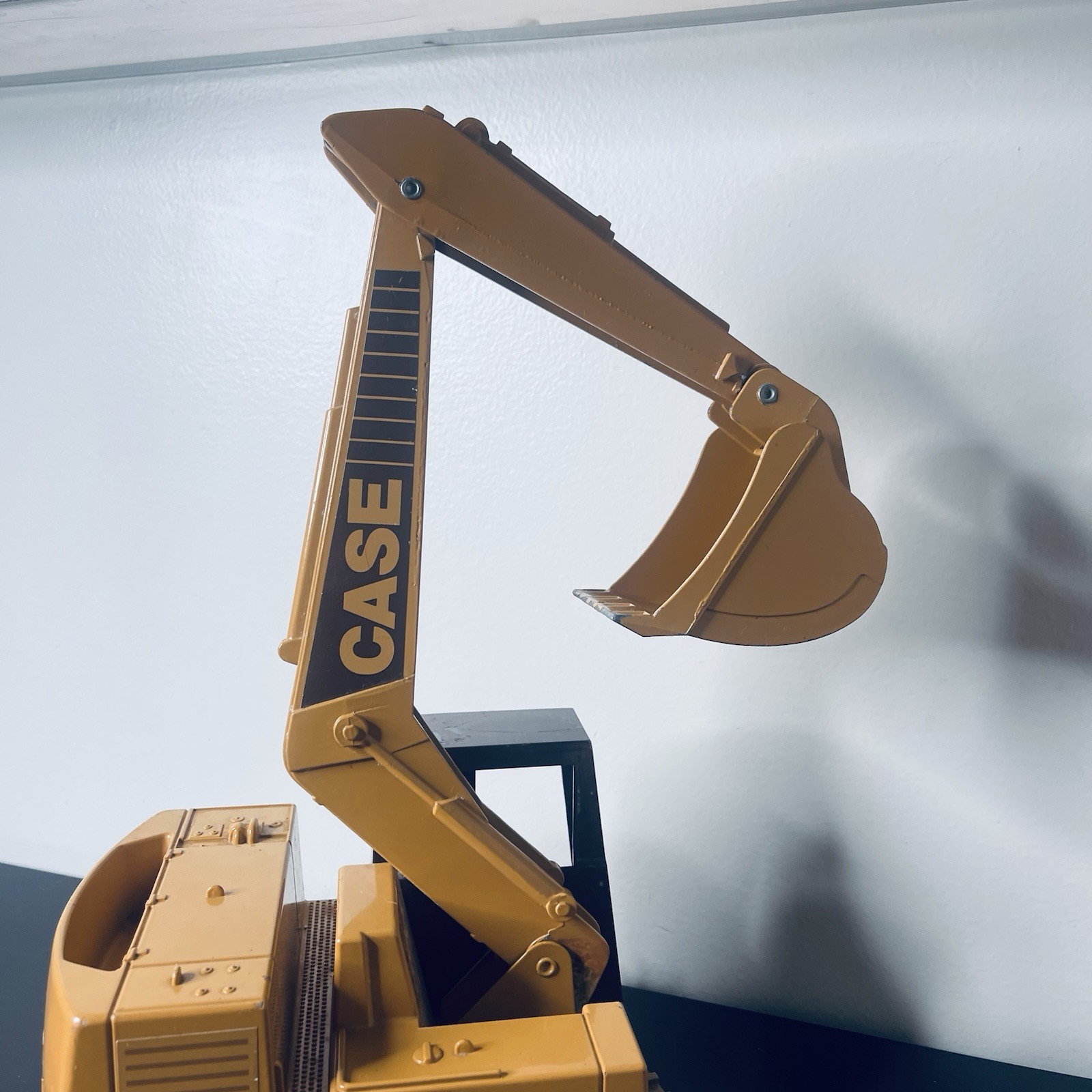 1/16 ERTL CASE Model 688 Excavator Construction Toy With Tracks RARE