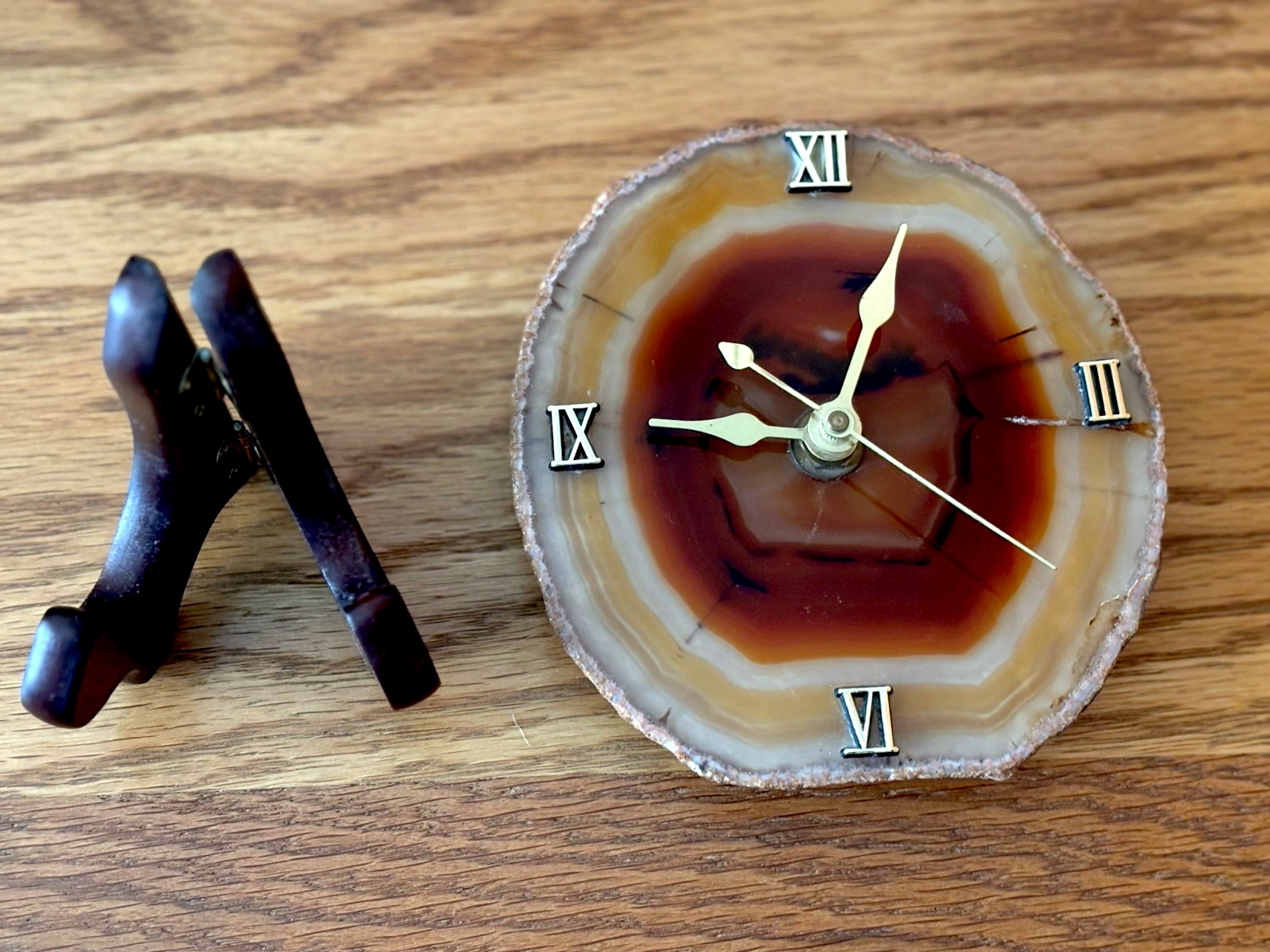 ORANGE GEODE-CRYSTAL CLOCK ON STAND (BATTERY INCLUDED)