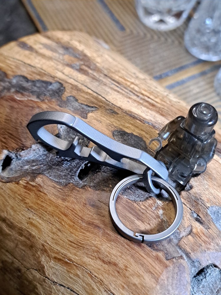 EDC TITANIUM MULTI-TOOL CARABINER KEYCHAIN