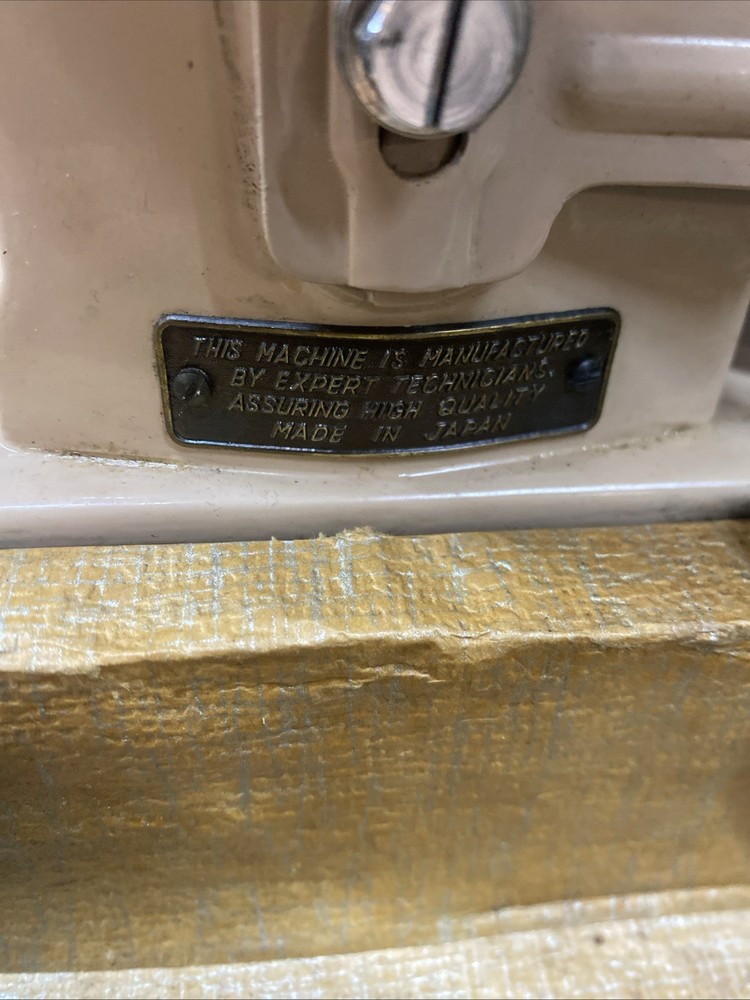 Modern Home Automatic ZigZag Sewing Machine 711-B Works W Case Read Details