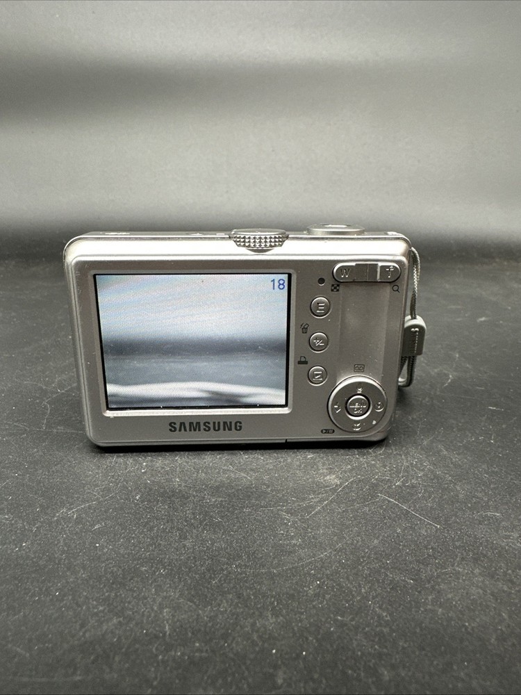 Samsung Digimax D73 7.2MP Digital Compact Camera, Silver - Tested