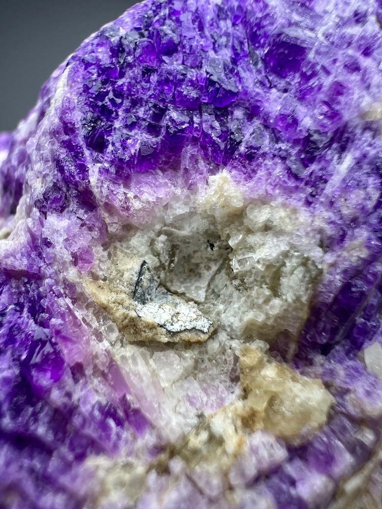 1342 Gr. Fluorescent Phosphorescent Sharp Tenebrescnet Hackmanite, Fluorapatite