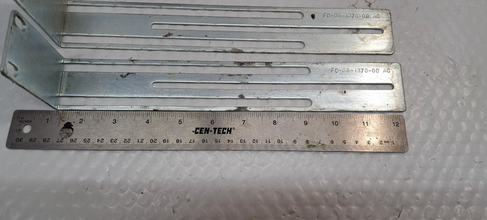 2 X mounting brackets FD-06-1370-00 USED