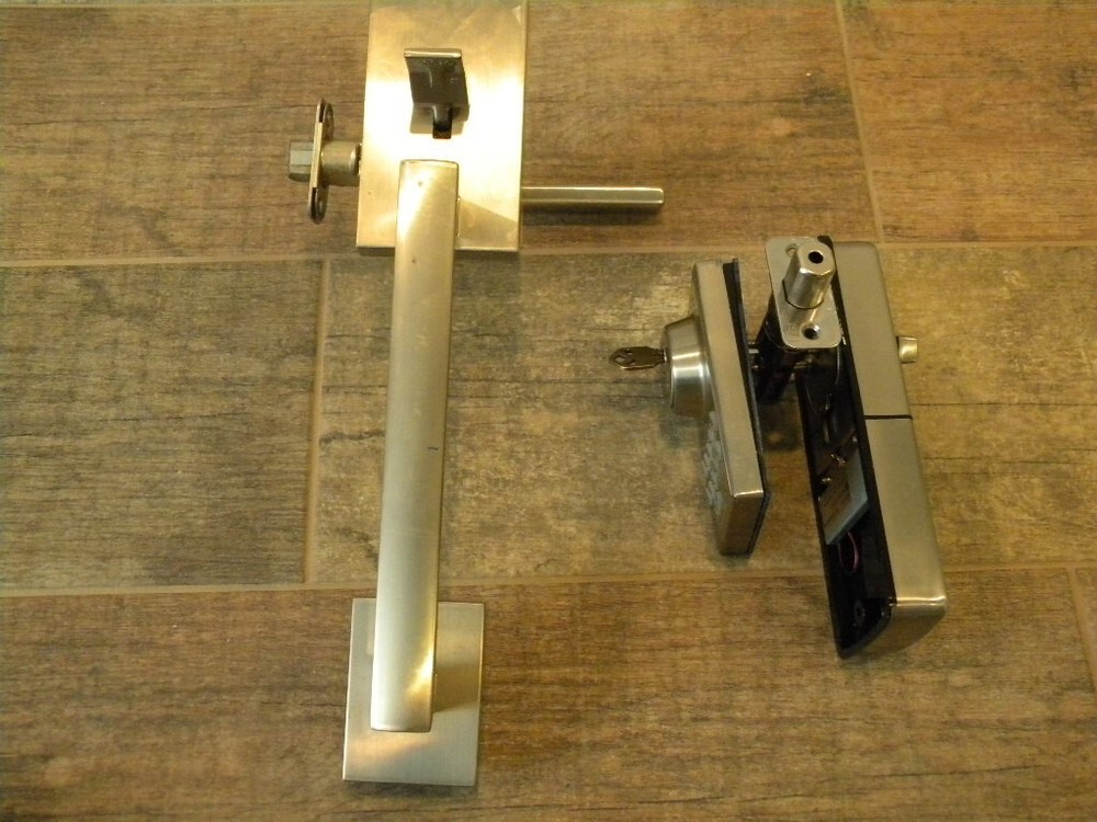 KWIKSET R8 SECURITY  Entry Door Lockset & Deadbolt