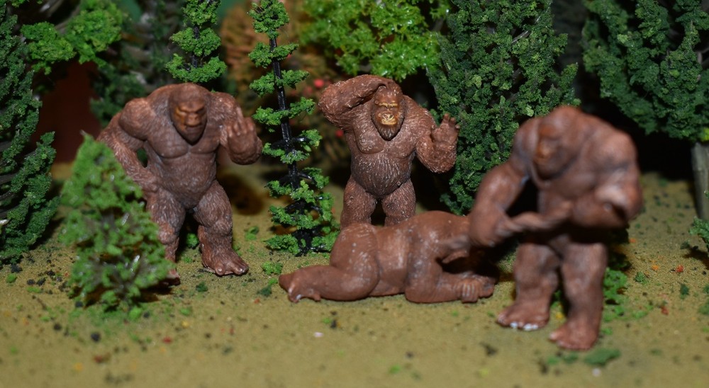 1/48 4 Bigfoot Squatch Different Poses O Scale Ready To Roam Model Train Layout