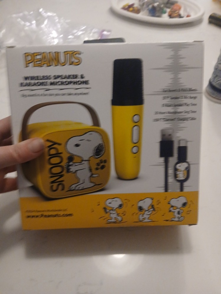 Peanuts Snoopy Wireless Speaker & Karaoke Microphone Set NIB A1