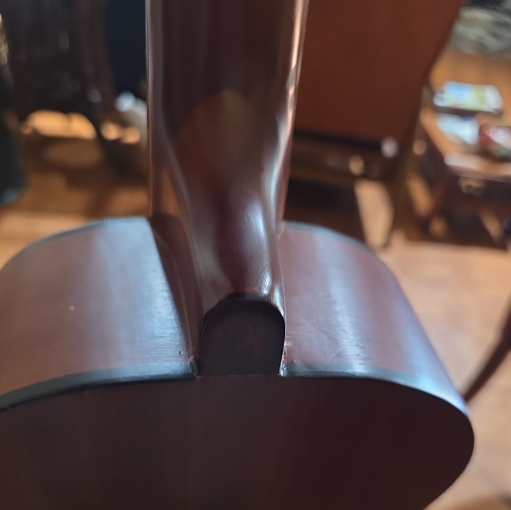 Baritone Ukulele 30" with hard shell case