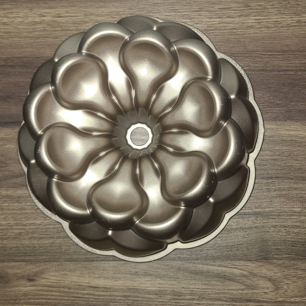 Nordic Ware Magnolia Bundt Pan EUC