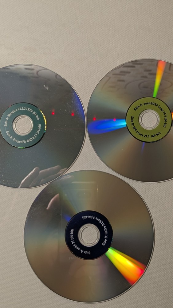 Lot bundle LINUX 51 Total 64 Bit operating System Instal & DVD Rom's