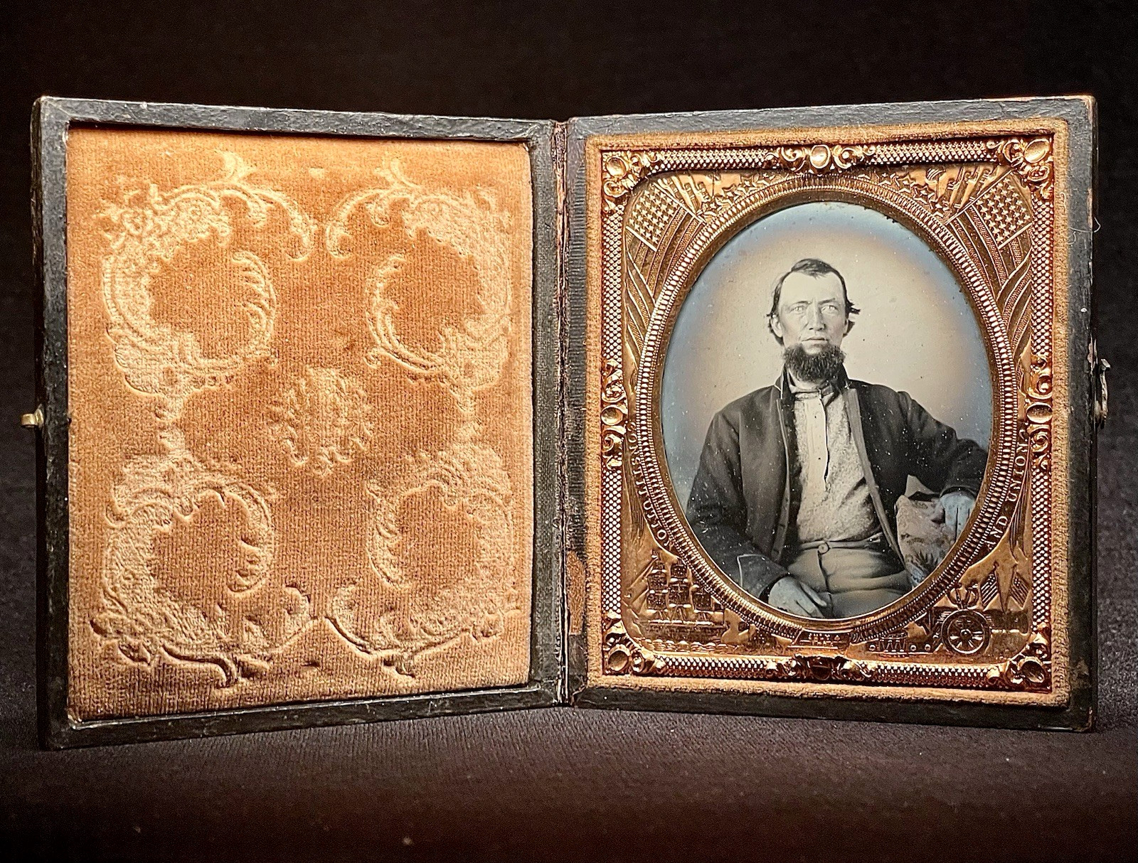 RARE 1/6 PLATE RUBY AMBROTYPE OF A CIVIL WAR SOLDIER PATRIOTIC MAT & FULL CASE