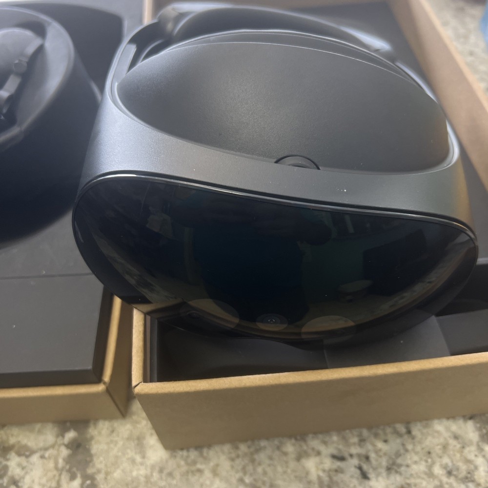 Meta Quest Pro VR Headset 256GB w/ Controllers/Charger/Dock