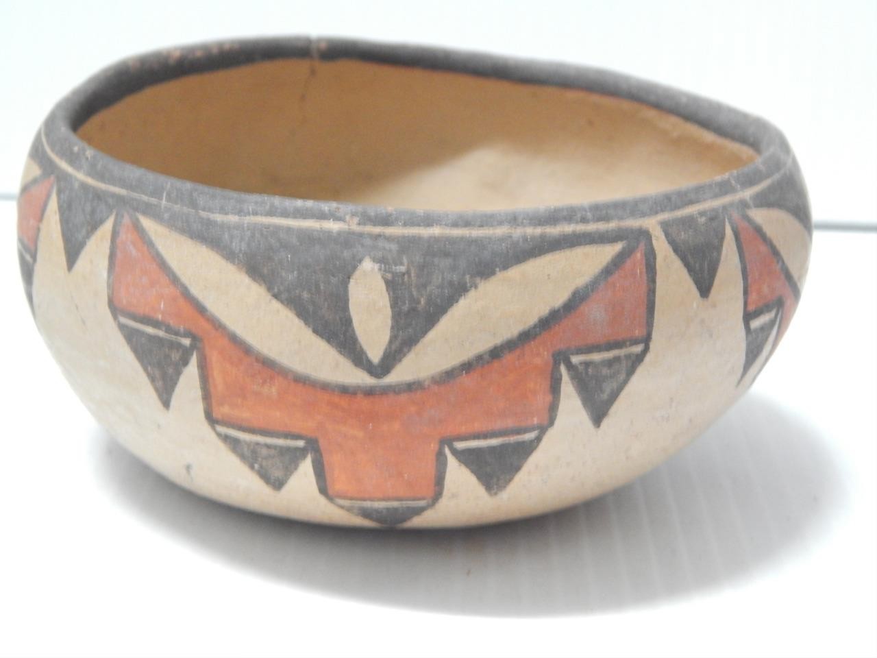 ANTIQUE SANTO DOMINGO PUEBLO INDIAN POTTERY POLYCHROME POT XTRA NICE PATINA