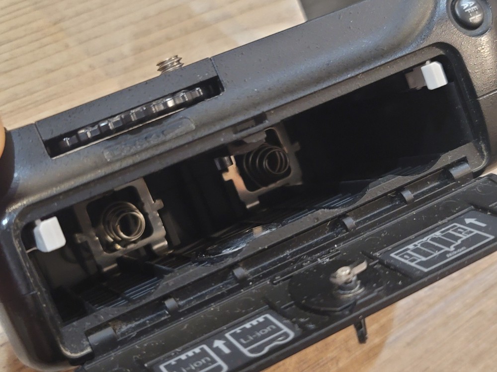 Nikon MB-D80 Multi Power Battery Pack Grip for D80